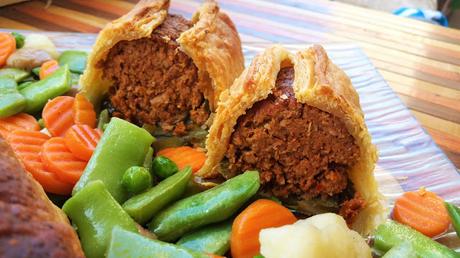 Hojaldre relleno de chorizo vegano, pimientos verdes y cebolla