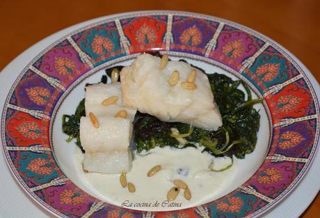 Bacalao confitado con espinacas, piñones y crema de idiazabal