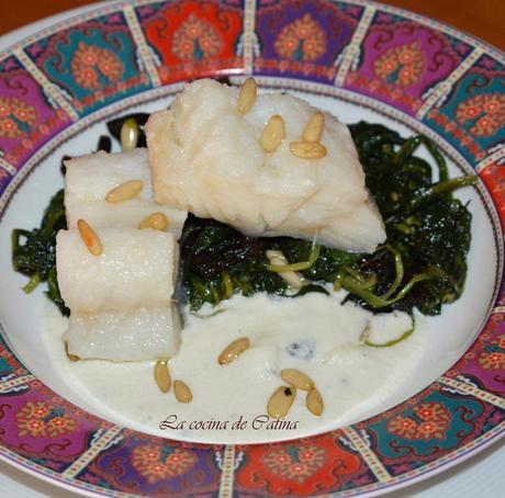 Bacalao confitado con espinacas, piñones y crema de idiazabal