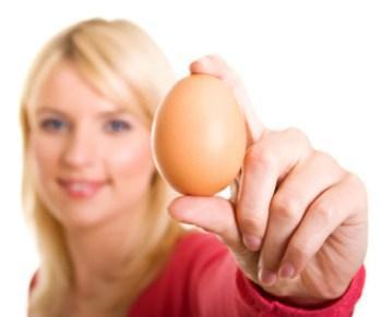 mujer-sosteniendo-huevo