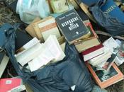 Antisemitismo/Bariloche.Aparecen libros ideología nazi tirados camino rural Bariloche