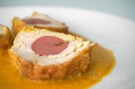 Pollo relleno  de salchicha en salsa de cúrcuma