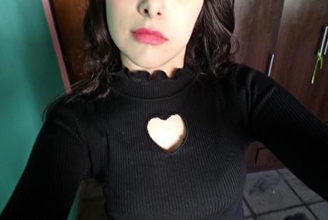Review  | Black Ruffle Collar Heart Shaped Cut Out T-shirt [SHEIN]