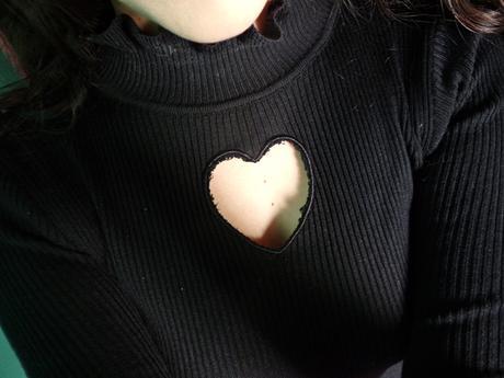 Review  | Black Ruffle Collar Heart Shaped Cut Out T-shirt [SHEIN]