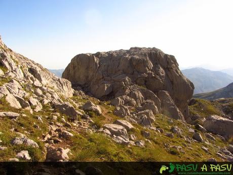 Roca a la derecha del camino