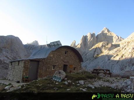 Refugio del Jou de los Cabrones y detrás el Pico Cabrones