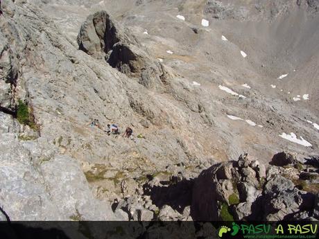 Grupo rapelando en el Torrecerredo