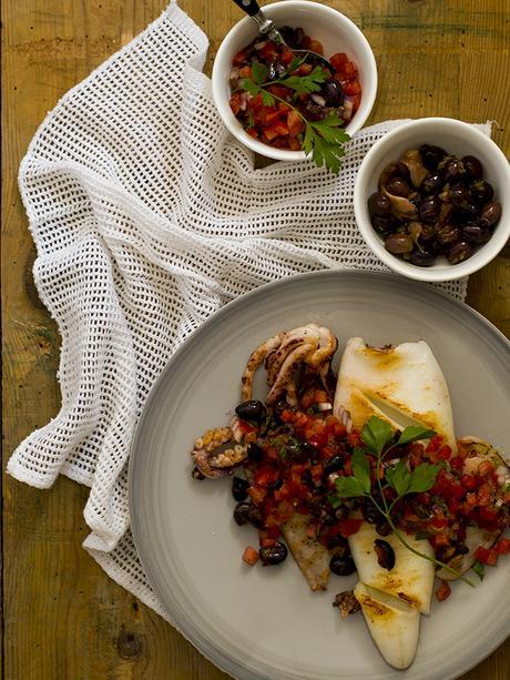 CALAMAR A LA PARRILLA CON SALSA DE OLIVAS