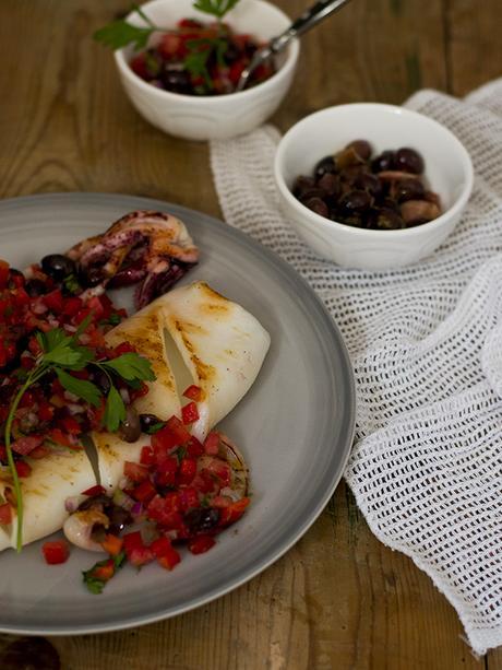 CALAMAR A LA PARRILLA CON SALSA DE OLIVAS