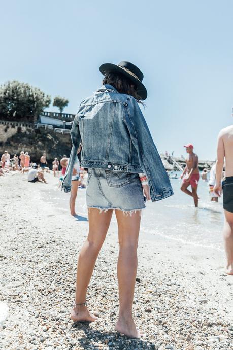 Into The Crowd Biarritz-Big_Festival-Live_in_Levis-Double_Denim-Denim_Skirt-Denim_Jacket-Nude_Top-Lack_Of_Color_Hat-Outfit-Summer-Street_Style-30