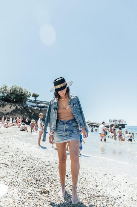 Into The Crowd Biarritz-Big_Festival-Live_in_Levis-Double_Denim-Denim_Skirt-Denim_Jacket-Nude_Top-Lack_Of_Color_Hat-Outfit-Summer-Street_Style-38