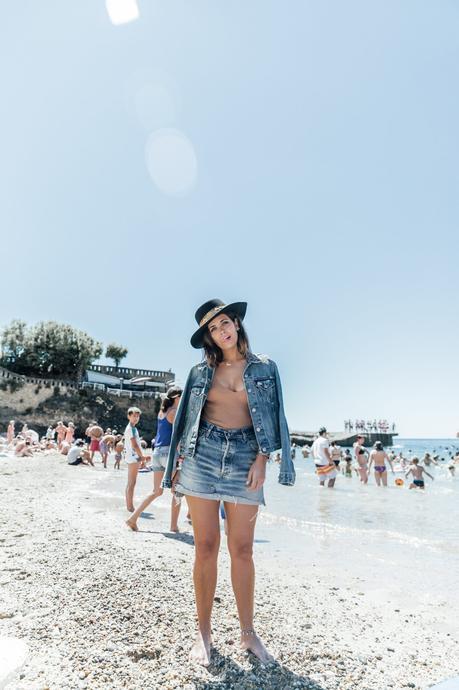 Into The Crowd Biarritz-Big_Festival-Live_in_Levis-Double_Denim-Denim_Skirt-Denim_Jacket-Nude_Top-Lack_Of_Color_Hat-Outfit-Summer-Street_Style-36