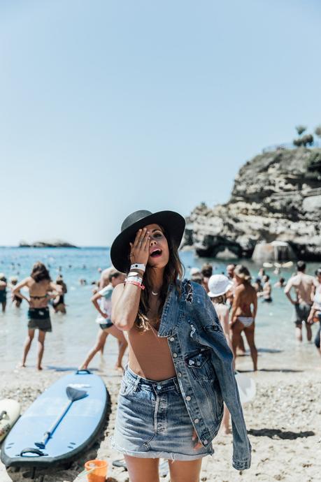 Into The Crowd Biarritz-Big_Festival-Live_in_Levis-Double_Denim-Denim_Skirt-Denim_Jacket-Nude_Top-Lack_Of_Color_Hat-Outfit-Summer-Street_Style-12