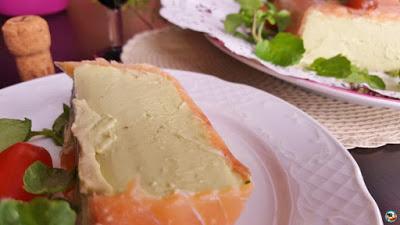 Pastel de salmón y aguacates
