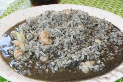 Arroz negro en barbacoa