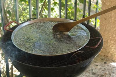 Arroz negro en barbacoa