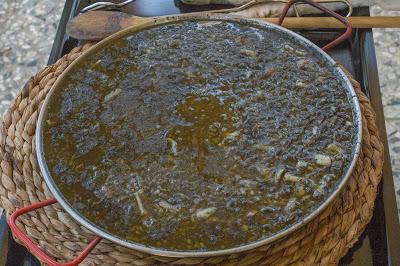 Arroz negro en barbacoa