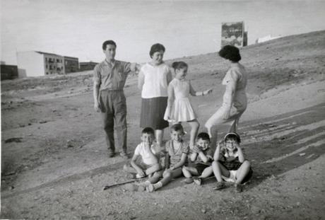 Maria Dolores Martinez Campa 1964 Familia Con Los Ninos Y Una Tia Suya En El Cerro De Usera