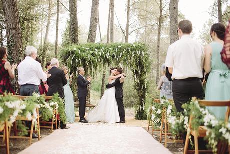 Una boda en el bosque beso novios www.bodasdecuento.com
