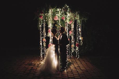 Una boda en el bosque arbol con flores y luces www.bodasdecuento.com
