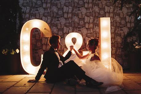 Una boda en el bosque letras luminosas de madera www.bodasdecuento.com