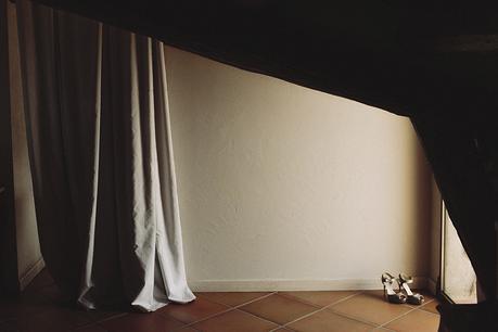 Una boda en el bosque zapatos novia jimmy choo www.bodasdecuento.com