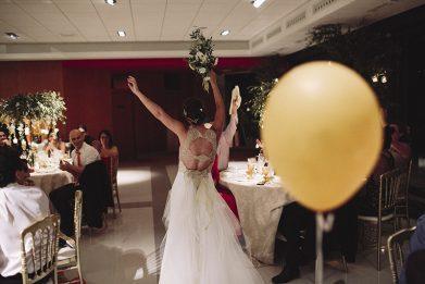 Una boda en el bosque entrada novios salón boda www.bodasdecuento.com