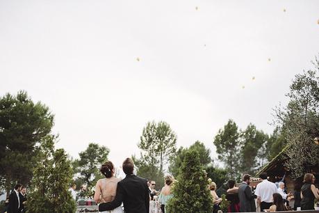 Una boda en el bosque suelta de globos boda www.bodasdecuento.com