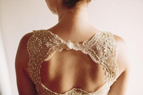 Una boda en el bosque espalda vestido novia www.bodasdecuento.com