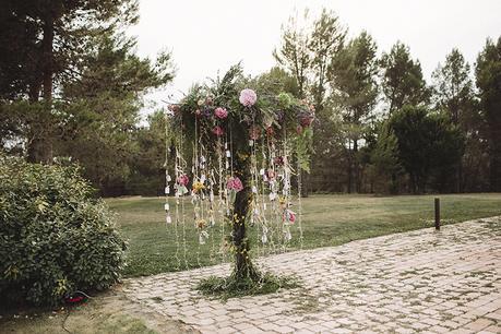 Una boda en el bosque arbol guirnaldas luz www.bodasdecuento.com