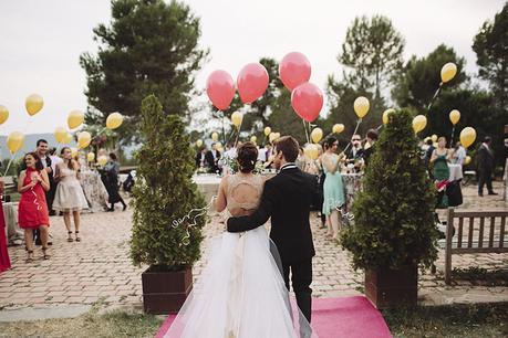 Una boda en el bosque lanzamiento globos boda www.bodasdecuento.com