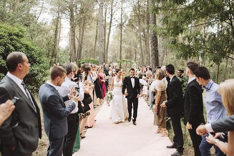Una boda en el bosque salida ceremonia pétalos www.bodasdecuento.com