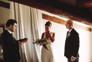 Una boda en el bosque entrega ramo novia www.bodasdecuento.com