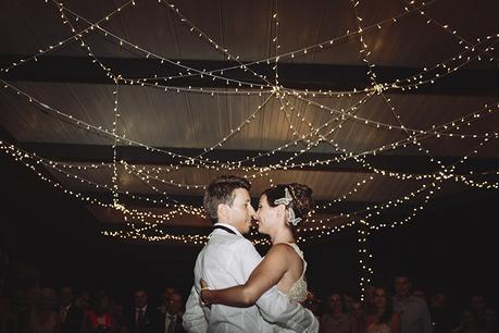 Una boda en el bosque luces baile boda www.bodasdecuento.com