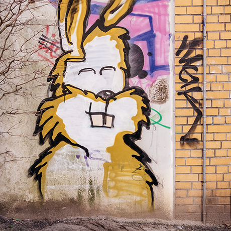 Artistas callejeros transforman las esvásticas de las calles de Berlín en adorables animales