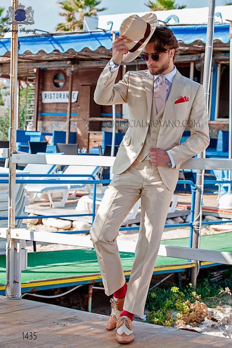 http://www.comercialmoyano.com/es/2052-traje-con-chaleco-de-moderno-estilo-slim-americana-con-solapas-en-v-y-2-botones-tejido-shantung-de-seda-color-beige-1435-ottavio-nuccio-gala.html