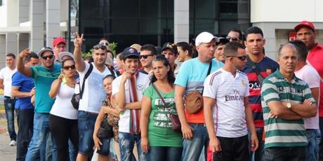 Decenas de cubanos hacen fila en la ciudad de David, capital de la provincia occidental panameña de Chiriquí, para comprar el boleto de avión, por 523,50 dólares cada uno, para viajar a México. Archivo agencia EFE.