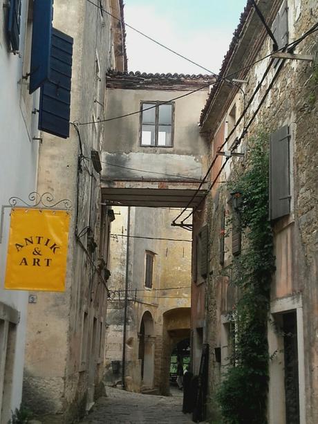 Arriba y abajo, casco de Groznjan.