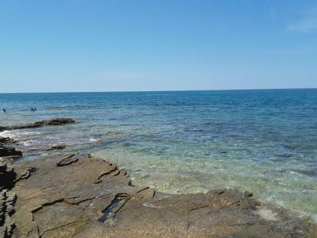 Zona del litoral de Novigrad sin acondicionar. Accesos naturales al mar para el baño. 