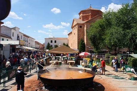 Cocinando el pisto gigante durante la celebración del año 2010. Autor, Balcón de Infantes