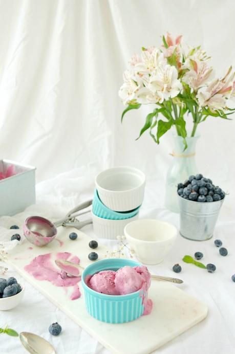 Helado de arándanos, fresas y sour cream: color y sabor con un toque fresco Helado de arándanos, fresas y sour cream: color y sabor con un toque fresco