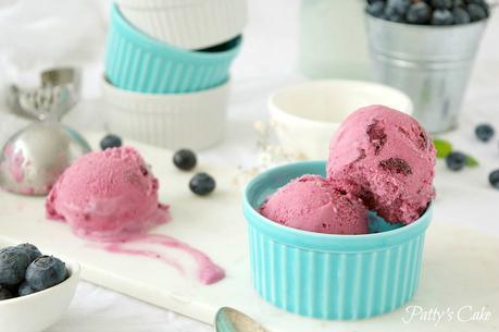 Helado de arándanos, fresas y sour cream: color y sabor con un toque fresco Helado de arándanos, fresas y sour cream: color y sabor con un toque fresco