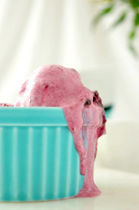 Helado de arándanos, fresas y sour cream: color y sabor con un toque fresco Helado de arándanos, fresas y sour cream: color y sabor con un toque fresco