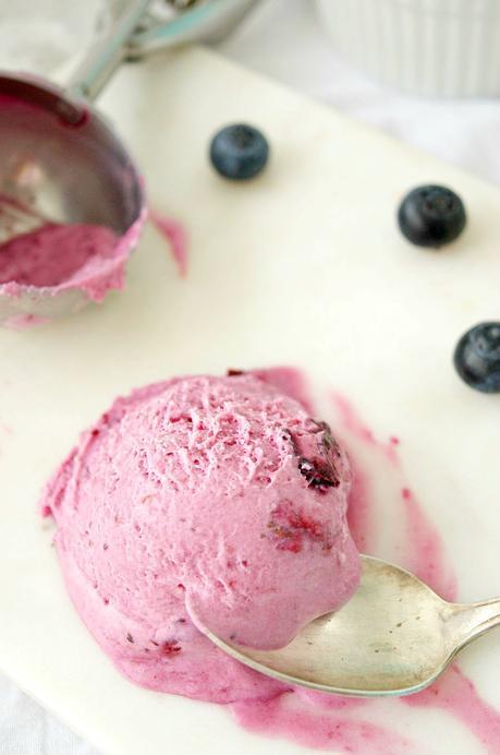 Helado de arándanos, fresas y sour cream: color y sabor con un toque fresco Helado de arándanos, fresas y sour cream: color y sabor con un toque fresco