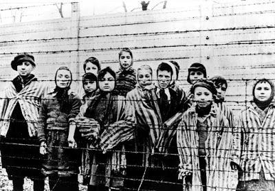 Niños en el Campo de Concentración de Auschwitz, Polonia. Fuente:  http://media.washtimes.com.s3.amazonaws.com/media/image/2016/02/10/Germany_Auschwitz_Trial.JPEG-0833f.jpg