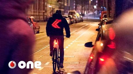 Desarrollan una chaqueta inteligente para evitar accidentes en bici