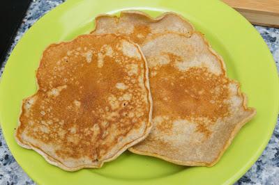 Pancakes de manzana sin gluten ni lactosa  en Thermomix con sirope de cerezas y yogur griego