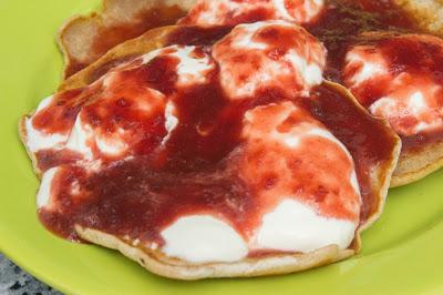 Pancakes de manzana sin gluten ni lactosa  en Thermomix con sirope de cerezas y yogur griego