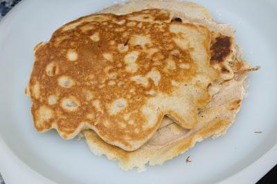 Pancakes de manzana sin gluten ni lactosa  en Thermomix con sirope de cerezas y yogur griego