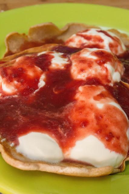 Pancakes de manzana sin gluten ni lactosa  en Thermomix con sirope de cerezas y yogur griego